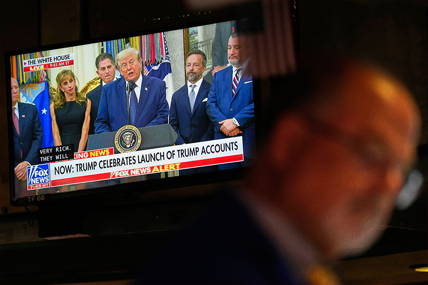 Трамп на фоне телевизоров